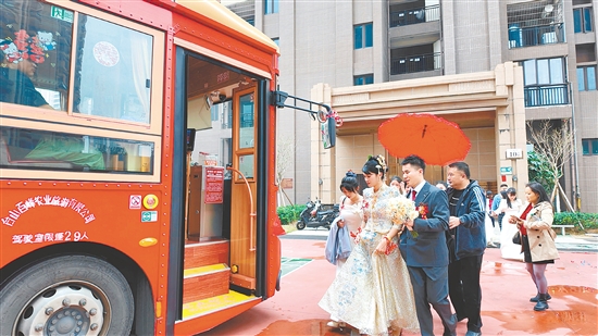 “新寧號”觀光巴士的裝飾充滿濃厚喜慶氛圍，車身上密密麻麻寫滿對新人的祝福語，字里行間滿是真誠與美好。