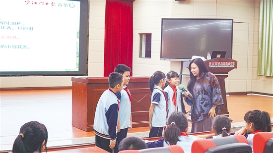 本次“青蘋果大課堂”以游戲?yàn)闃蛄?，以詞語為舟楫，在孩子們心中播下了觀察與表達(dá)的種子。