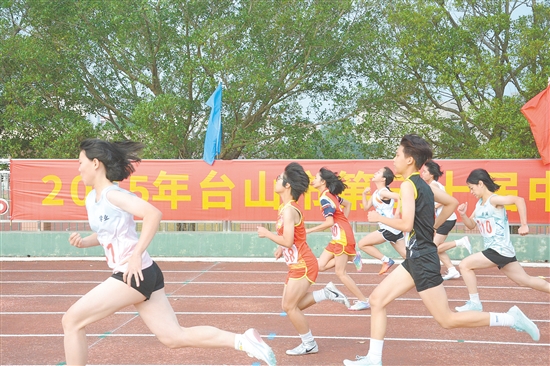 運(yùn)動員們在比賽中賽出水平、加深友誼，展現(xiàn)了新時代青少年的蓬勃朝氣。