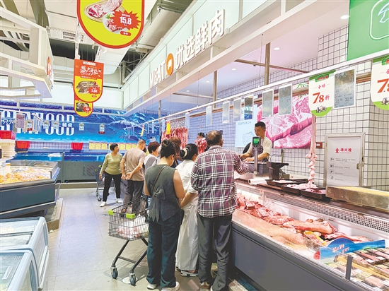 新超市開(kāi)業(yè)為周邊居民買(mǎi)菜提供便利。