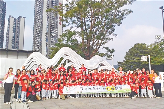 70多名參加活動的孩子和家長合影留念。