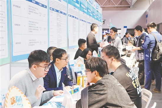 今年以來，蓬江區(qū)精心舉辦線上線下招聘會及對接交流活動40場，組織企業(yè)赴多地開展招才引智活動。