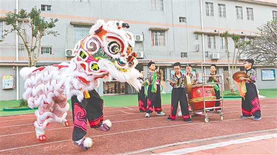 鶴城鎮(zhèn)第一小學(xué)大力推動(dòng)“醒獅文化進(jìn)校園”，鼓勵(lì)和引導(dǎo)學(xué)生傳承和發(fā)揚(yáng)鶴山獅藝。