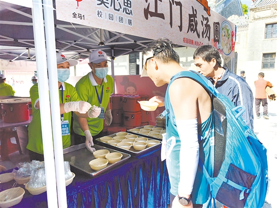 組委會為完賽跑者提供咸湯圓等冬至美食。蔡昭璐