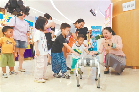 2025年江門市“文明Yeah（夜）集——科學(xué)之夜”活動(dòng)融合科學(xué)性、文明性、文化性與生活性，通過互動(dòng)體驗(yàn)、科普展示和文明宣傳等多種形式，為市民呈現(xiàn)了一場(chǎng)沉浸式的“科普盛宴”。