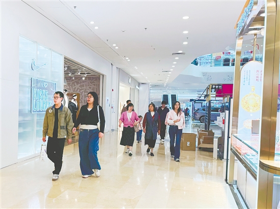 周末，江門大融城有不少市民前來逛街。