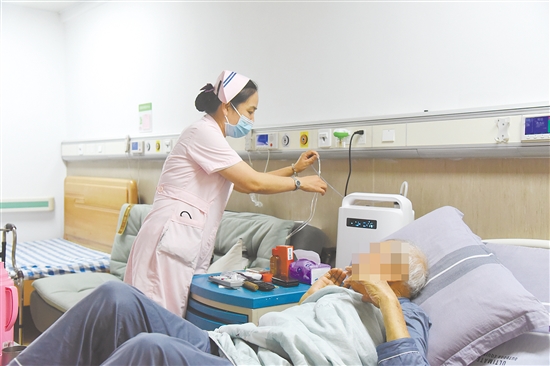 位于大槐鎮(zhèn)的恩平市第四人民醫(yī)院于今年5月晉升為二級綜合醫(yī)院，并啟用醫(yī)康養(yǎng)服務(wù)中心，探索“醫(yī)療+康復(fù)+養(yǎng)老”三位一體服務(wù)模式。