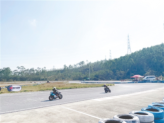 小選手們在比賽中展示壓彎技術(shù)。