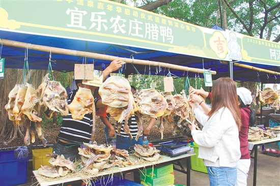 集市上臘鴨飄香，吸引廣大市民游客選購。