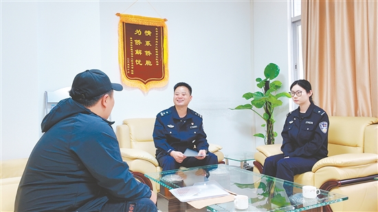 民警在“僑企服務(wù)室”接待群眾。