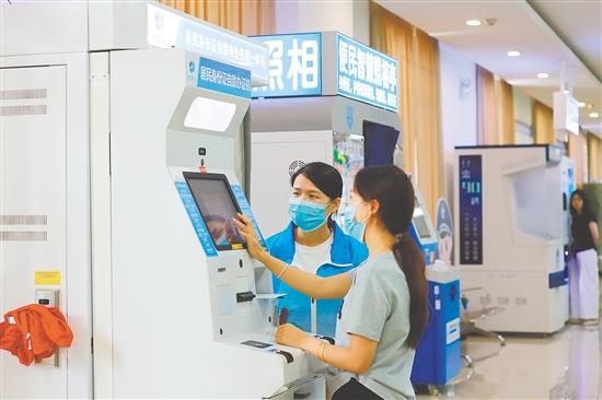 工作人員耐心指導(dǎo)市民辦理業(yè)務(wù)。