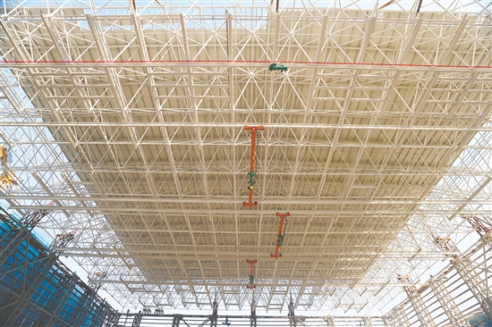 本次吊裝的閥廳網(wǎng)架重達1032噸，面積相當(dāng)于一個標準的足球場。