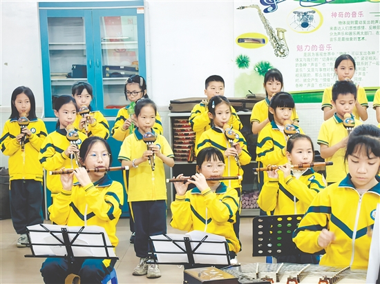 木棉花民樂(lè)社團(tuán)共有40余名學(xué)生，涵蓋一年級(jí)至六年級(jí)。每周二、周四下午放學(xué)后，民樂(lè)教室便成了最熱鬧的地方。