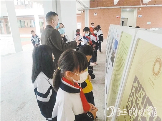 展覽讓廣大學(xué)生不出校園就能“零距離”欣賞開(kāi)平市各級(jí)文物保護(hù)單位風(fēng)采。