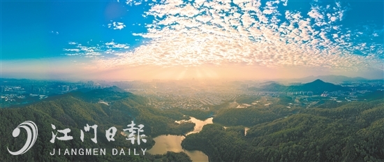 1月1日，清晨，陽(yáng)光穿透云層，照耀著江門(mén)市區(qū)。