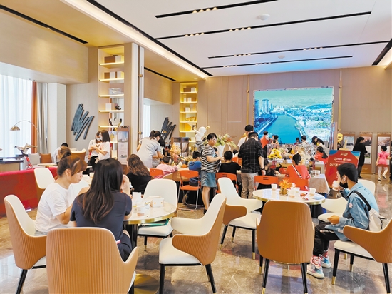 江門二沙島銷售中心坐滿了前來(lái)看房的客人。