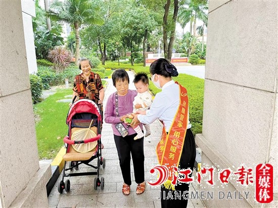 在碧桂園小區(qū)經(jīng)?？梢娢飿I(yè)工作人員的暖心服務(wù)。