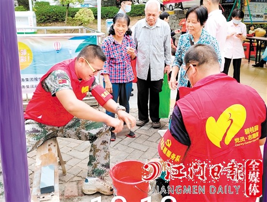 碧桂園物業(yè)工作人員提供暖心服務(wù)，提升業(yè)主的滿意度和幸福感。