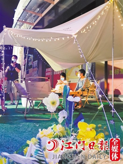 市民和家人一起享受夜晚休閑好時(shí)光。