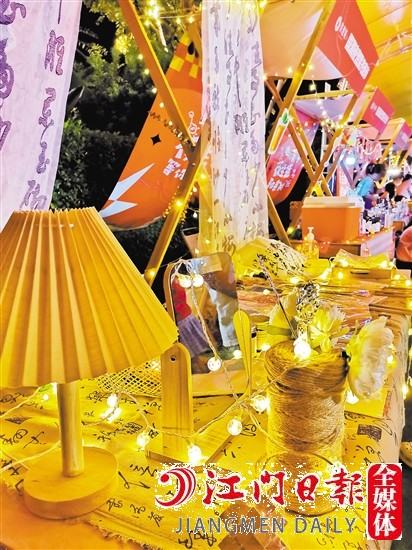 一串串彩燈次第閃亮，時(shí)尚而耀眼。