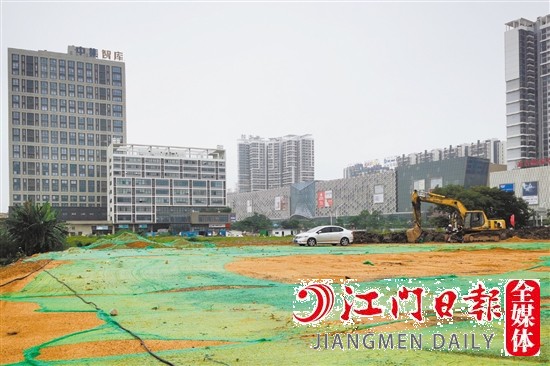 新會(huì)駿景灣新盤位于美吉特購(gòu)物廣場(chǎng)旁。