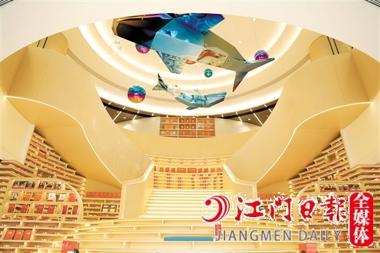 臺(tái)山中心圖書館書籍種類繁多。