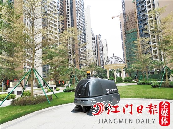 智能掃地機器人在江海區(qū)明泰城狀元居小區(qū)“上崗”一個多月了。