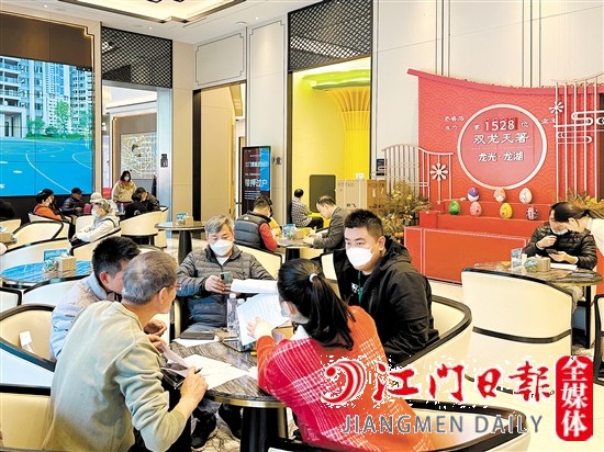 春節(jié)期間，不少市民到樓盤看房。