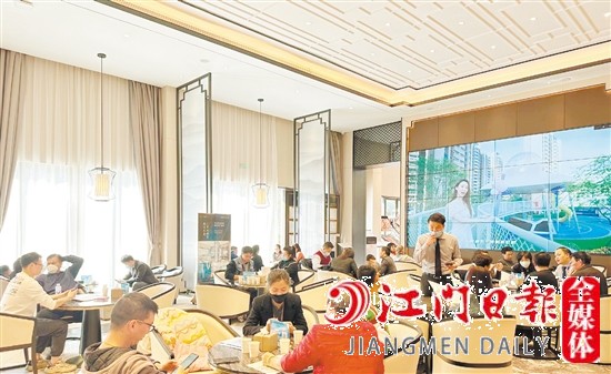 樓盤營銷中心洽談區(qū)座無虛席。