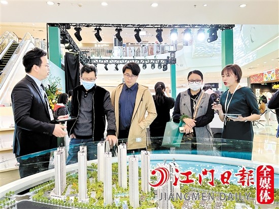 城市展廳的開放，吸引不少市民前來了解項(xiàng)目詳情。