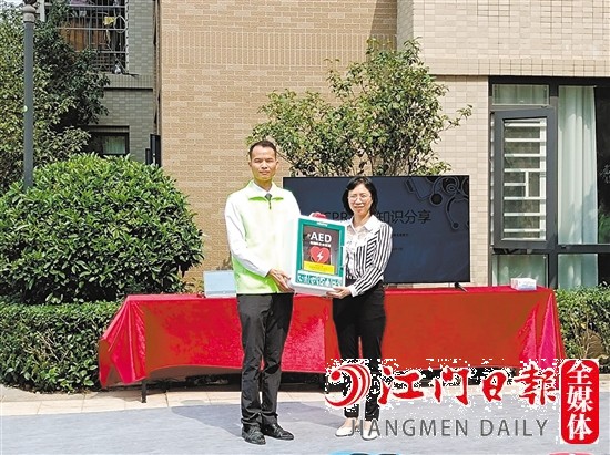 泰安地產(chǎn)代表將AED設(shè)備交接給萬科物業(yè)。