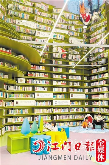 博富控股配建的臺山中心圖書館，豐富了居民的文化生活，也成了網(wǎng)紅打卡地。