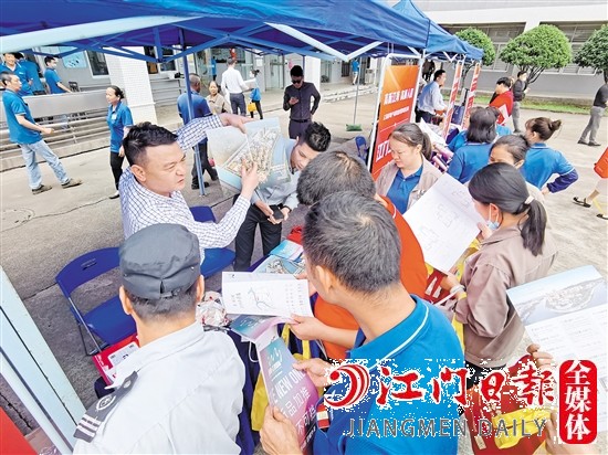 活動現(xiàn)場，房企工作人員為企業(yè)職工介紹項目信息。