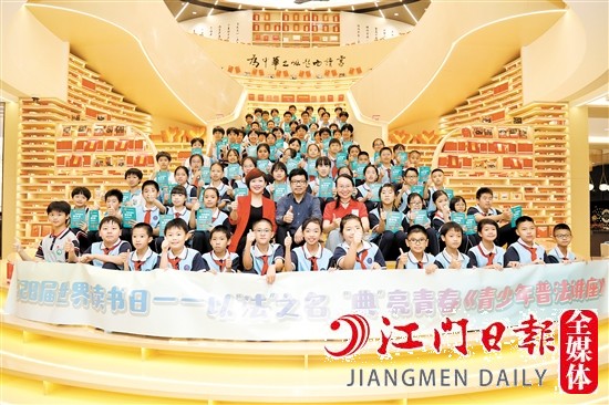 參會人員及學(xué)生代表合影留念。