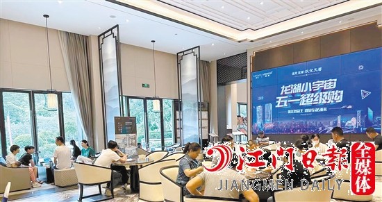 “五一”假期，不少市民選擇去看房。