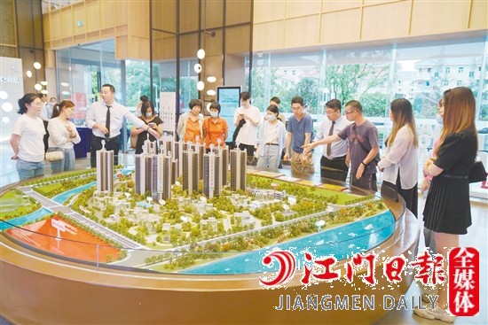 看房團(tuán)在保利大都匯了解樓盤詳情。