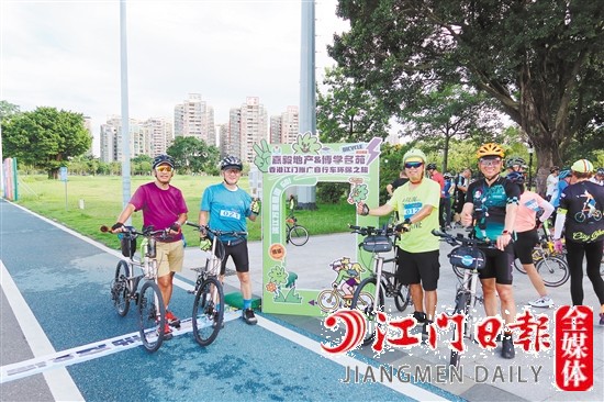 香港自行車(chē)愛(ài)好者合影留念。