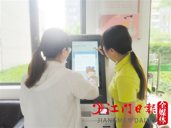 萬科金域國(guó)際“鳳梨一號(hào)”自助服務(wù)一體機(jī)為小區(qū)業(yè)主提供一站式服務(wù)。