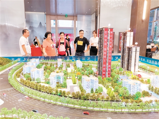 房地產(chǎn)調(diào)整優(yōu)化政策密集發(fā)布，有助于購(gòu)房者降低購(gòu)房成本。