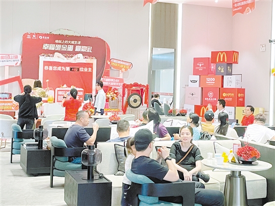 新政實(shí)施的首個(gè)周末，中鐵建·鐵建城人氣較旺。