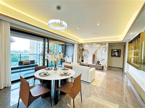 “雙節(jié)”將至，不少項(xiàng)目加推新產(chǎn)品。圖為綠城濱江·潮聞東方建筑面積143平方米的樣板房。