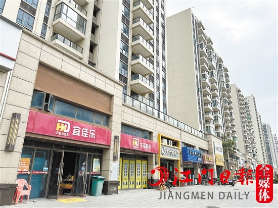 濱江新區(qū)一樓盤外面的商鋪很多，但人氣不旺。