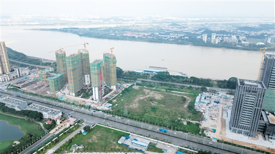 沿江開發(fā)成市場熱點。