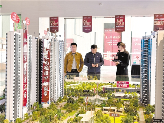 房企加大促銷，吸引市民看房。