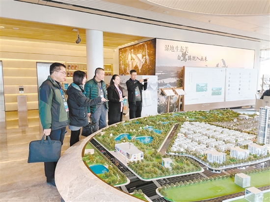 專家評(píng)審團(tuán)實(shí)地考察了解報(bào)名樓盤的情況。