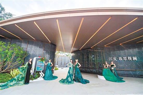 江發(fā)·翡翠觀瀾精心打造營(yíng)銷中心，迎接八方來客。