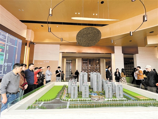 親鄰會所及樣板間開放當天，駿景灣天悅營銷中心熱鬧非凡。