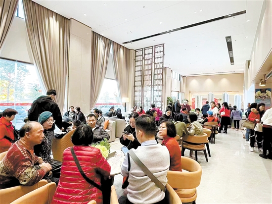 “網(wǎng)紅”樓盤吸引許多消費者看房。