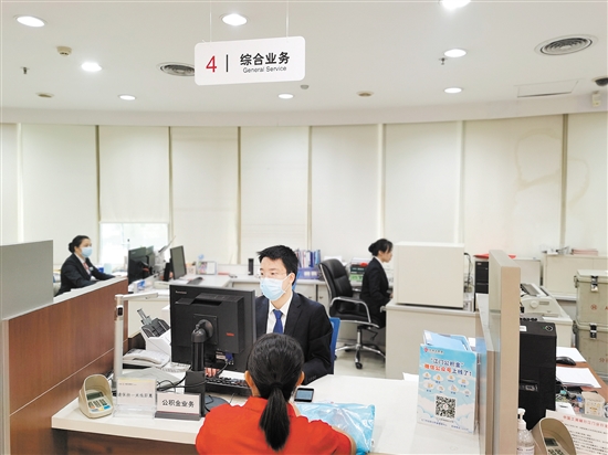 過(guò)去一年，我市出臺(tái)了一系列公積金惠民政策，方便了許多市民。