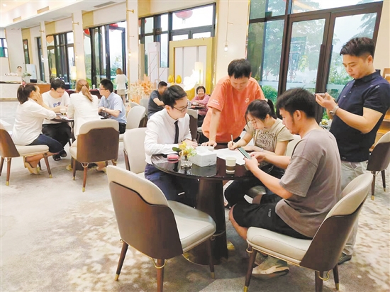 新政出臺(tái)吸引更多消費(fèi)者看房。